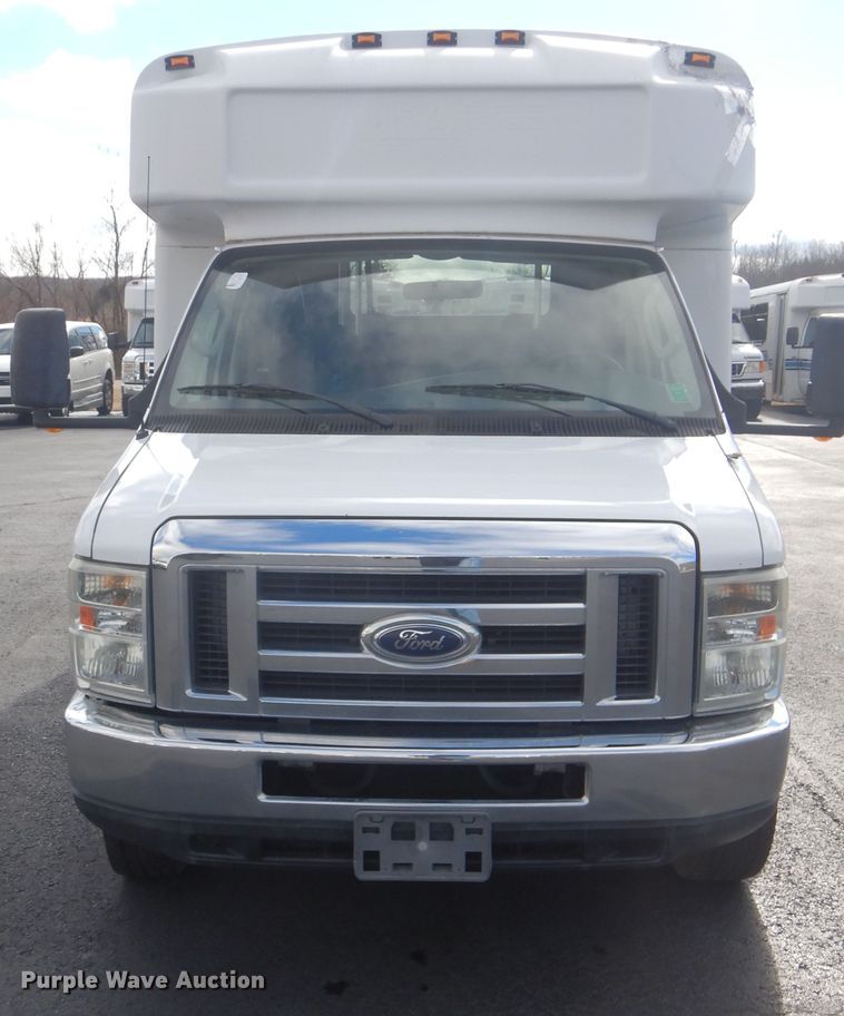 image for item HW9822 2008 Ford E350  shuttle bus