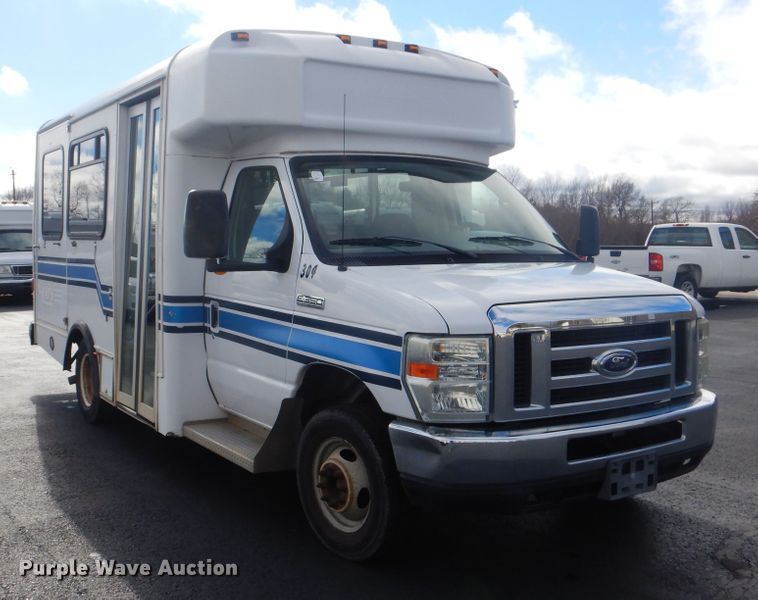 image for item HW9822 2008 Ford E350  shuttle bus