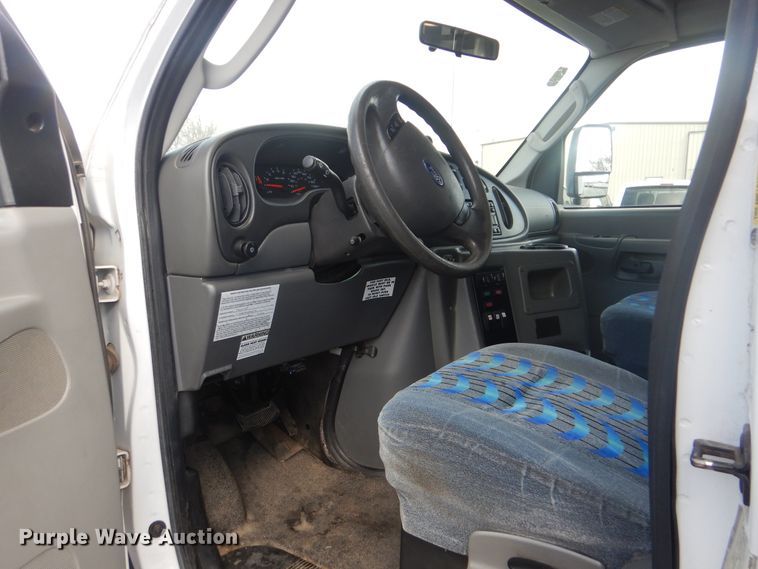 image for item HW9822 2008 Ford E350  shuttle bus