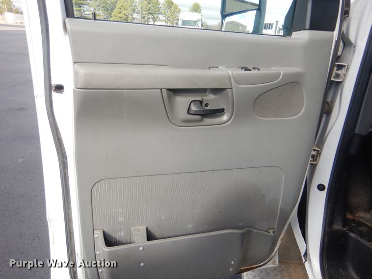 image for item HW9822 2008 Ford E350  shuttle bus
