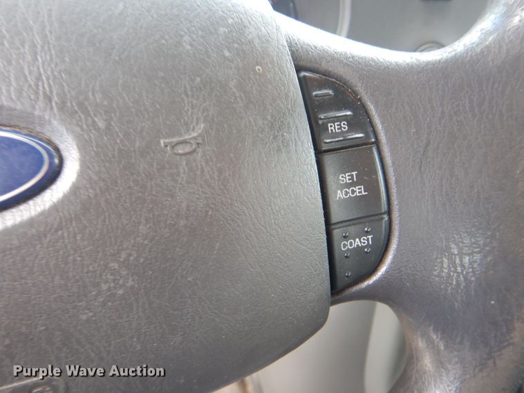 image for item HW9822 2008 Ford E350  shuttle bus