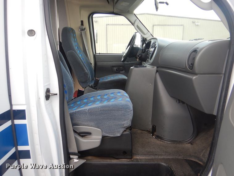 image for item HW9822 2008 Ford E350  shuttle bus