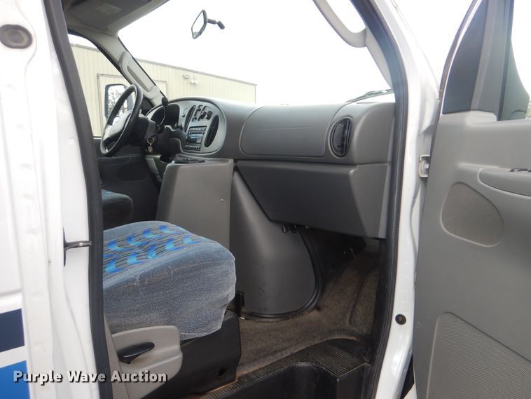 image for item HW9822 2008 Ford E350  shuttle bus