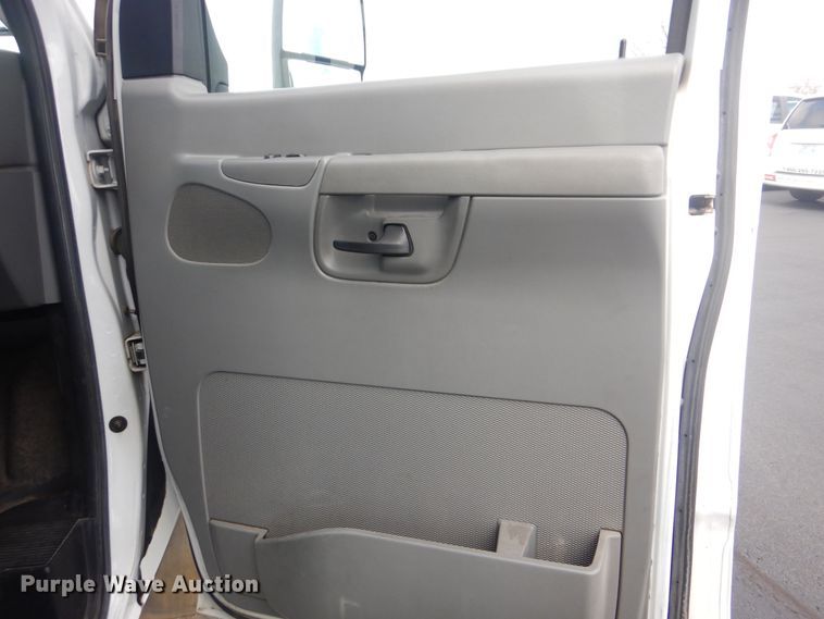 image for item HW9822 2008 Ford E350  shuttle bus