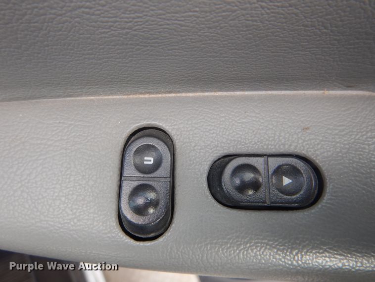 image for item HW9822 2008 Ford E350  shuttle bus