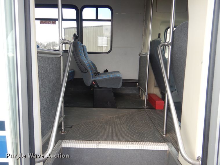 image for item HW9822 2008 Ford E350  shuttle bus