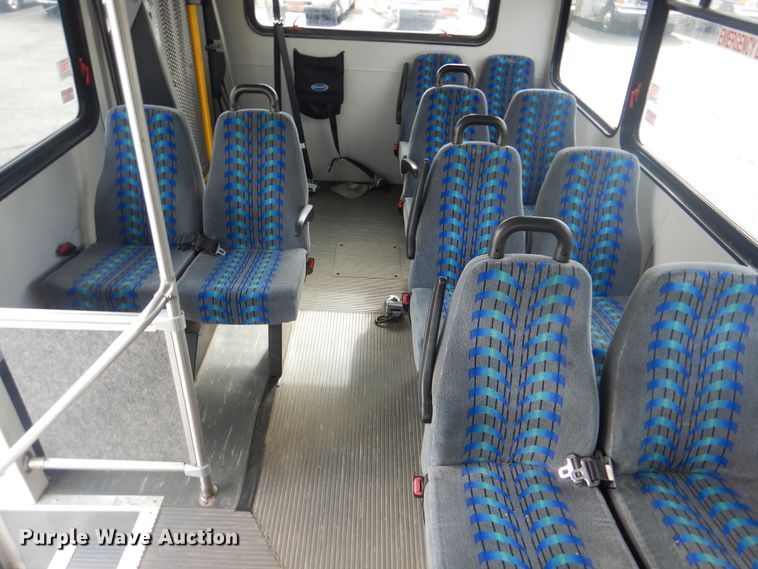 image for item HW9822 2008 Ford E350  shuttle bus