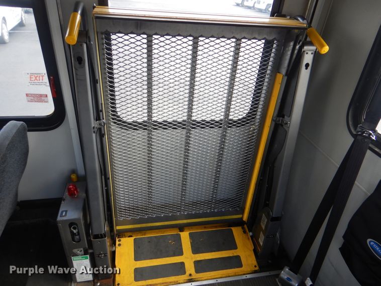 image for item HW9822 2008 Ford E350  shuttle bus