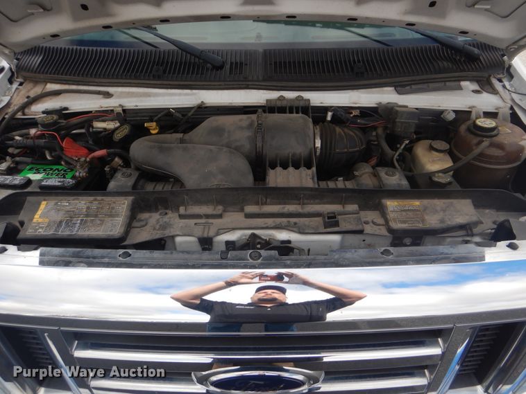 image for item HW9822 2008 Ford E350  shuttle bus