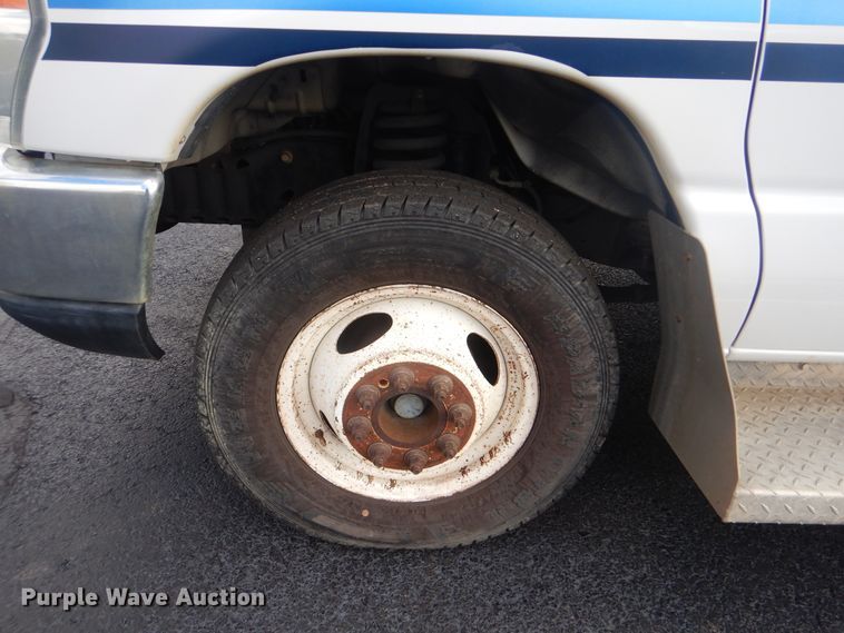 image for item HW9822 2008 Ford E350  shuttle bus