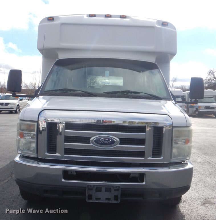 image for item HW9823 2009 Ford E450  shuttle bus