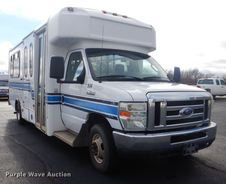 image for item HW9823 2009 Ford E450  shuttle bus
