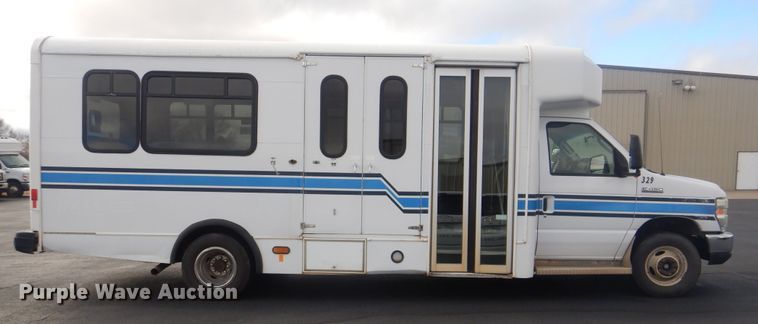 image for item HW9823 2009 Ford E450  shuttle bus