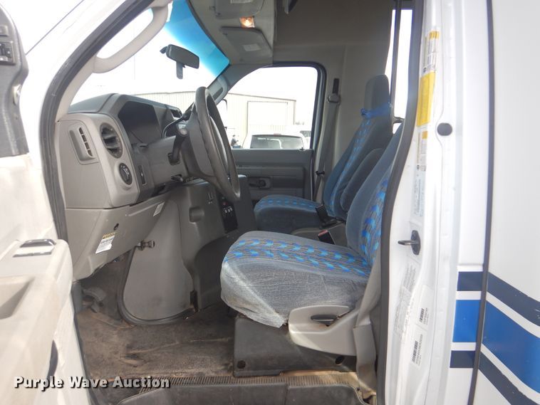 image for item HW9823 2009 Ford E450  shuttle bus