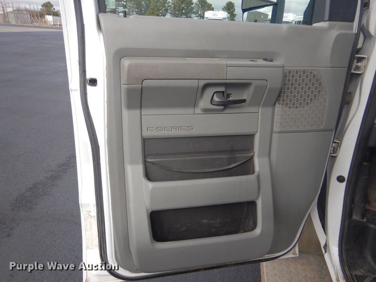 image for item HW9823 2009 Ford E450  shuttle bus