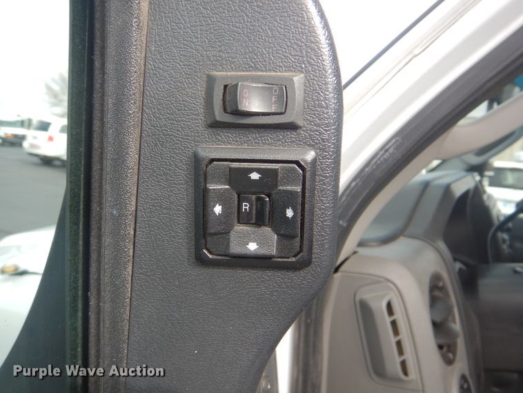 image for item HW9823 2009 Ford E450  shuttle bus