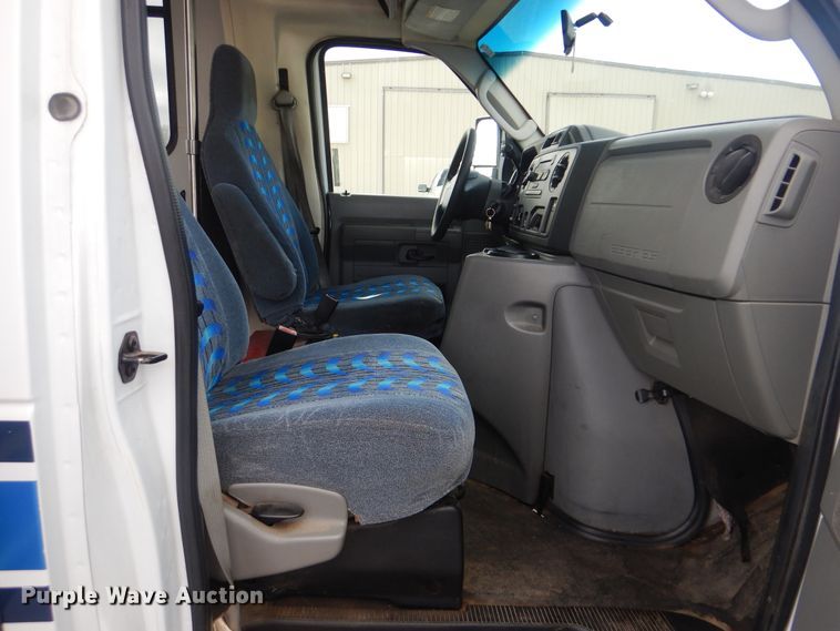 image for item HW9823 2009 Ford E450  shuttle bus