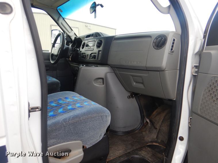 image for item HW9823 2009 Ford E450  shuttle bus