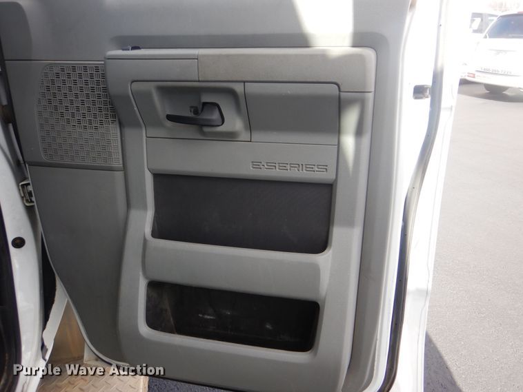 image for item HW9823 2009 Ford E450  shuttle bus