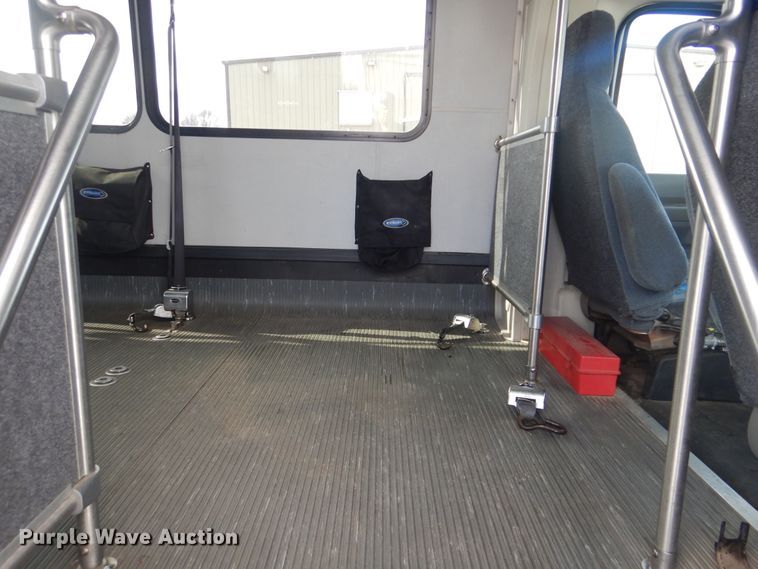 image for item HW9823 2009 Ford E450  shuttle bus