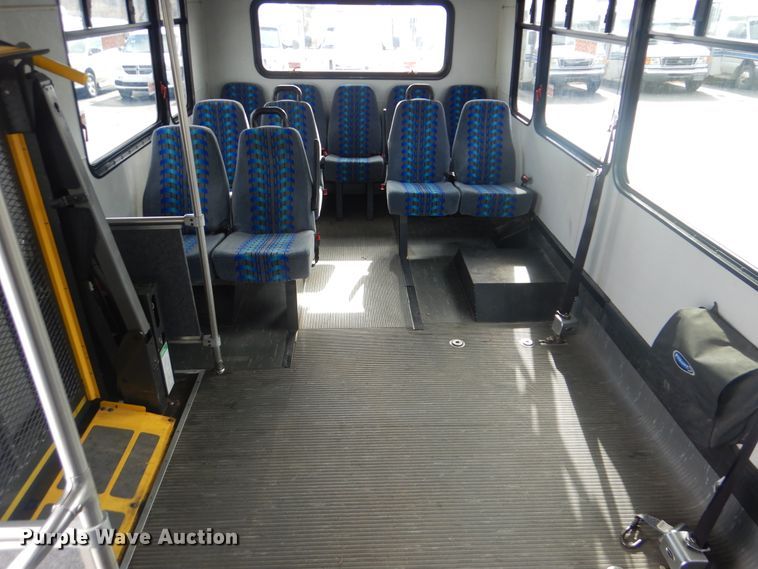 image for item HW9823 2009 Ford E450  shuttle bus