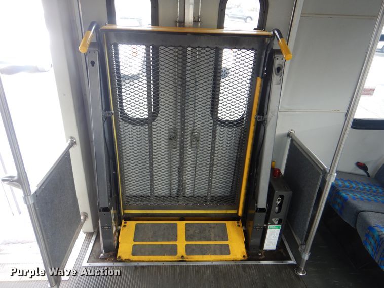 image for item HW9823 2009 Ford E450  shuttle bus