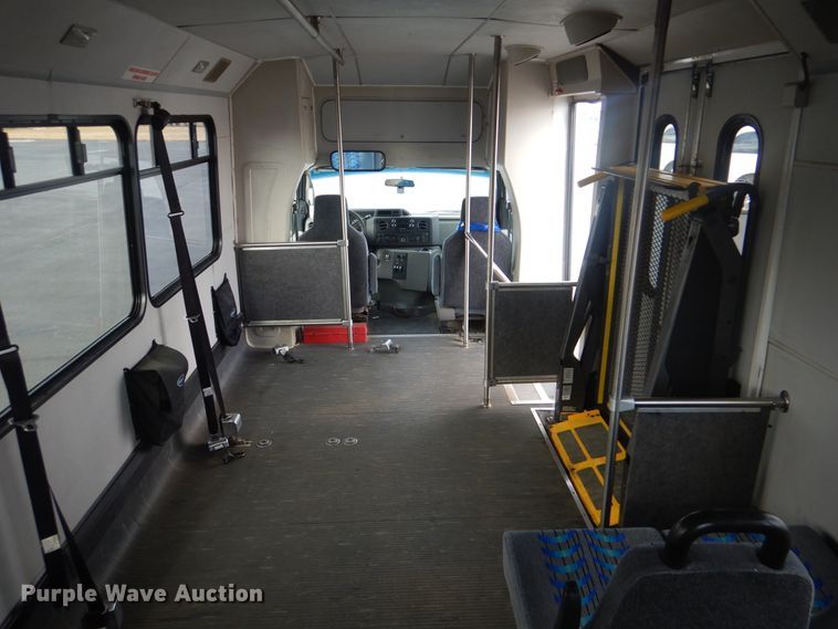 image for item HW9823 2009 Ford E450  shuttle bus