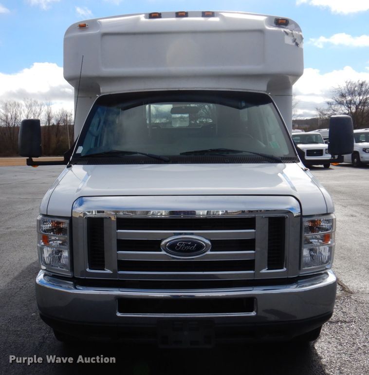 image for item HW9824 2009 Ford E350  shuttle bus