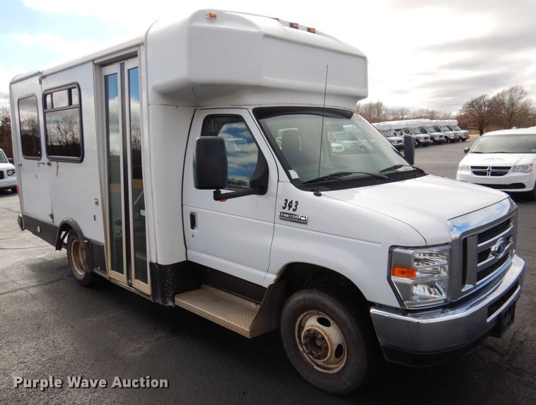 image for item HW9824 2009 Ford E350  shuttle bus