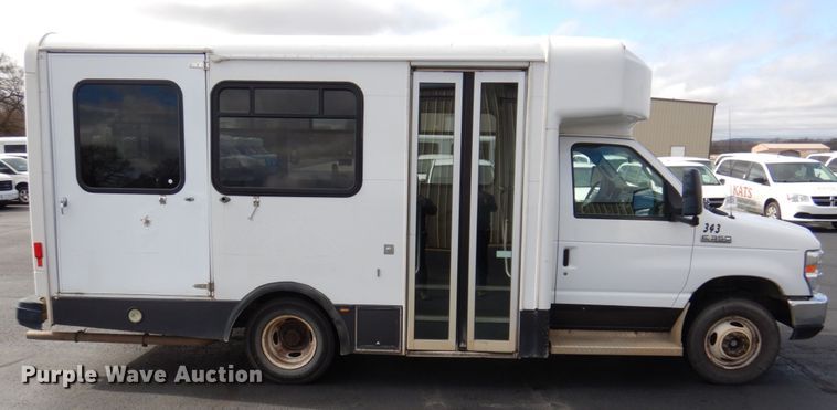 image for item HW9824 2009 Ford E350  shuttle bus
