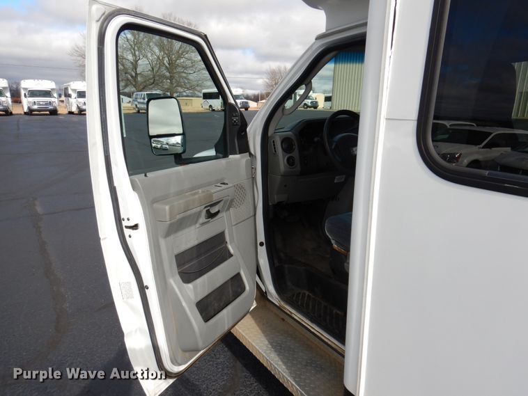 image for item HW9824 2009 Ford E350  shuttle bus