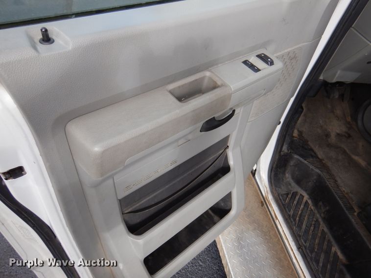 image for item HW9824 2009 Ford E350  shuttle bus