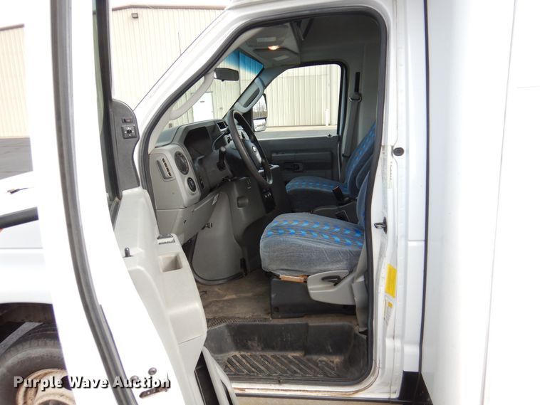 image for item HW9824 2009 Ford E350  shuttle bus