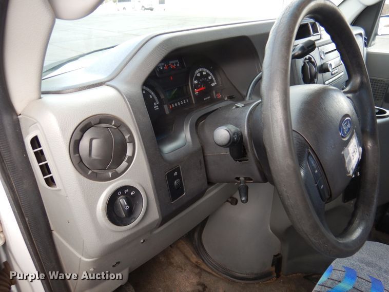 image for item HW9824 2009 Ford E350  shuttle bus