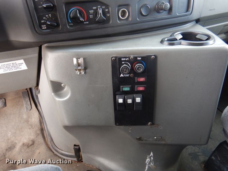 image for item HW9824 2009 Ford E350  shuttle bus