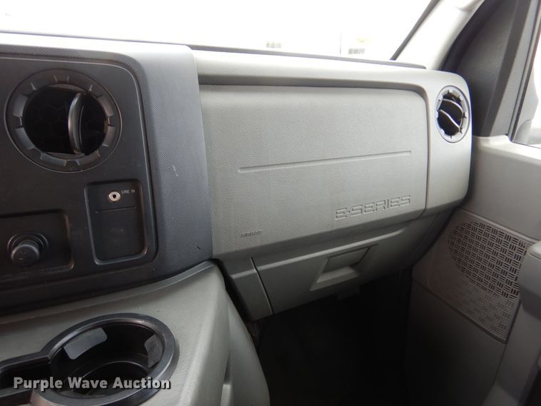 image for item HW9824 2009 Ford E350  shuttle bus