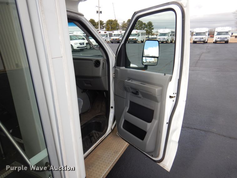 image for item HW9824 2009 Ford E350  shuttle bus