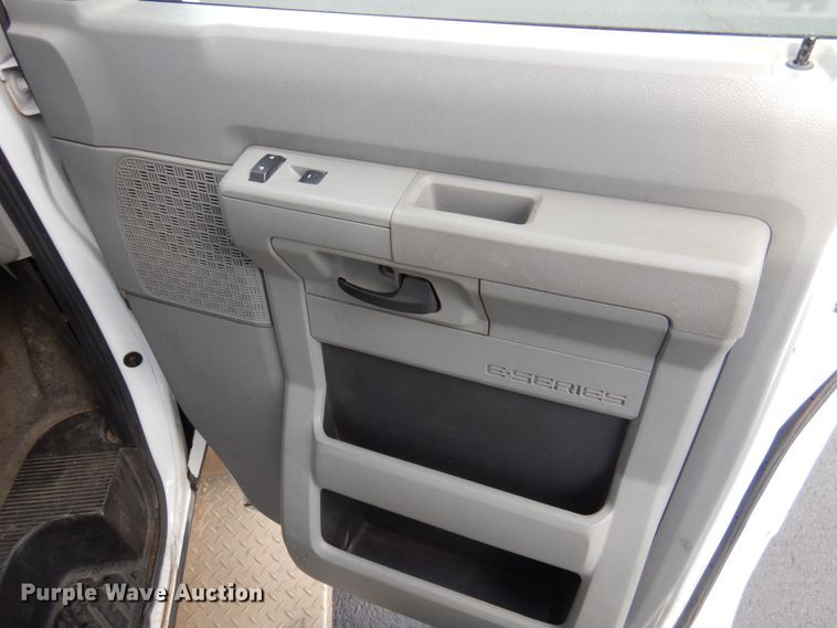 image for item HW9824 2009 Ford E350  shuttle bus