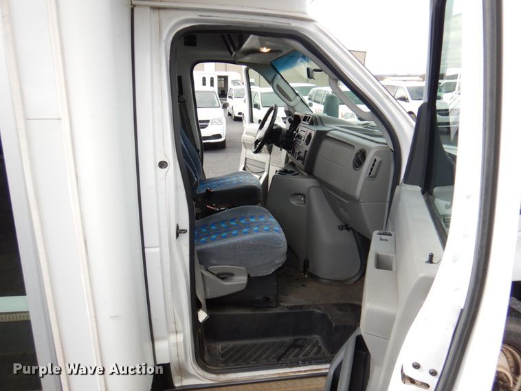 image for item HW9824 2009 Ford E350  shuttle bus