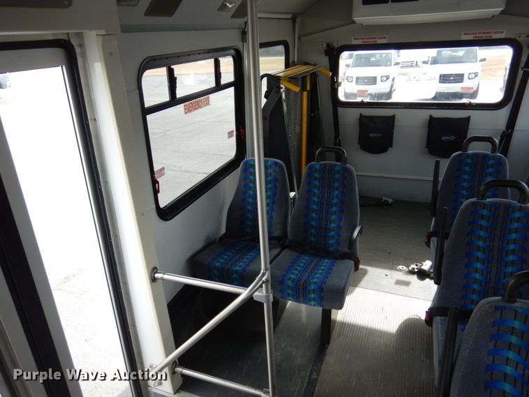image for item HW9824 2009 Ford E350  shuttle bus