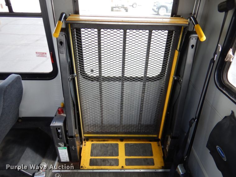 image for item HW9824 2009 Ford E350  shuttle bus