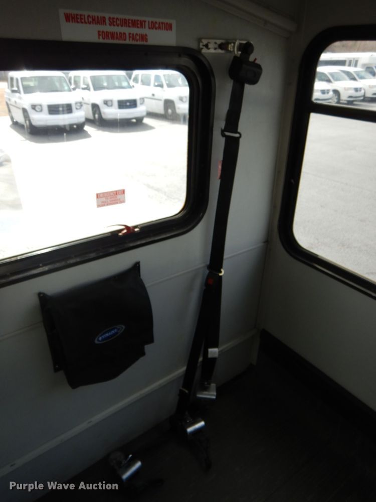 image for item HW9824 2009 Ford E350  shuttle bus