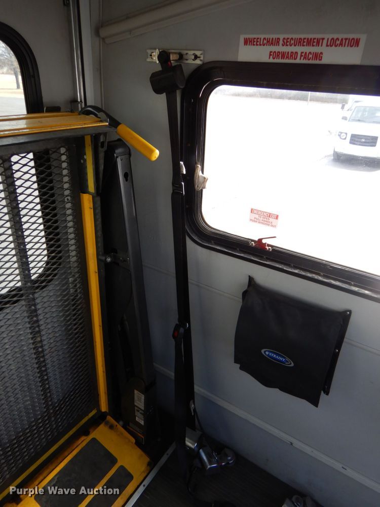 image for item HW9824 2009 Ford E350  shuttle bus