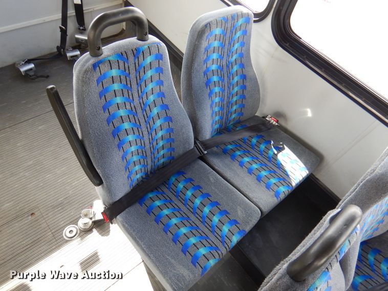 image for item HW9824 2009 Ford E350  shuttle bus