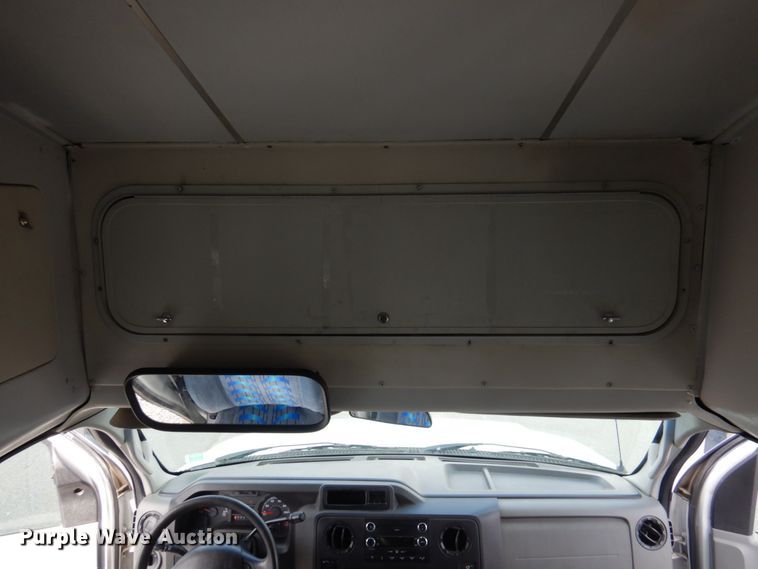 image for item HW9824 2009 Ford E350  shuttle bus