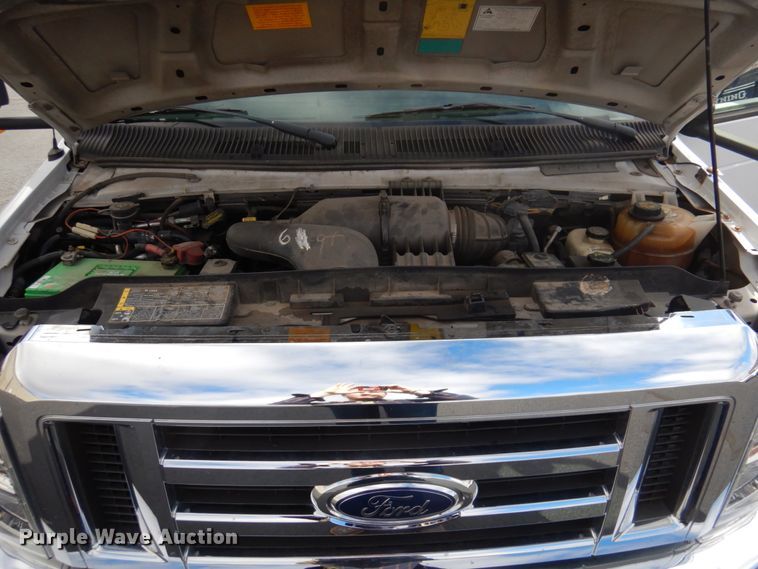 image for item HW9824 2009 Ford E350  shuttle bus