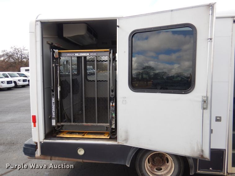 image for item HW9824 2009 Ford E350  shuttle bus