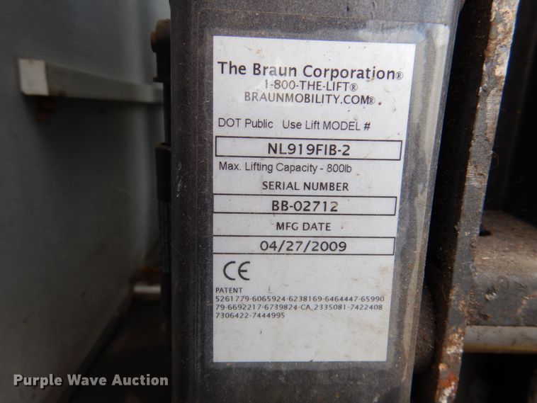 image for item HW9824 2009 Ford E350  shuttle bus