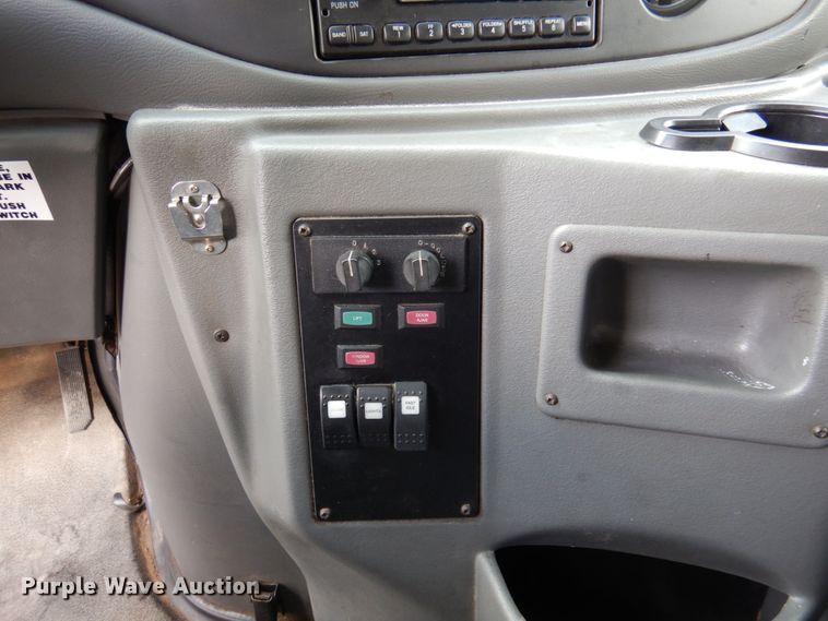 image for item HW9824 2009 Ford E350  shuttle bus