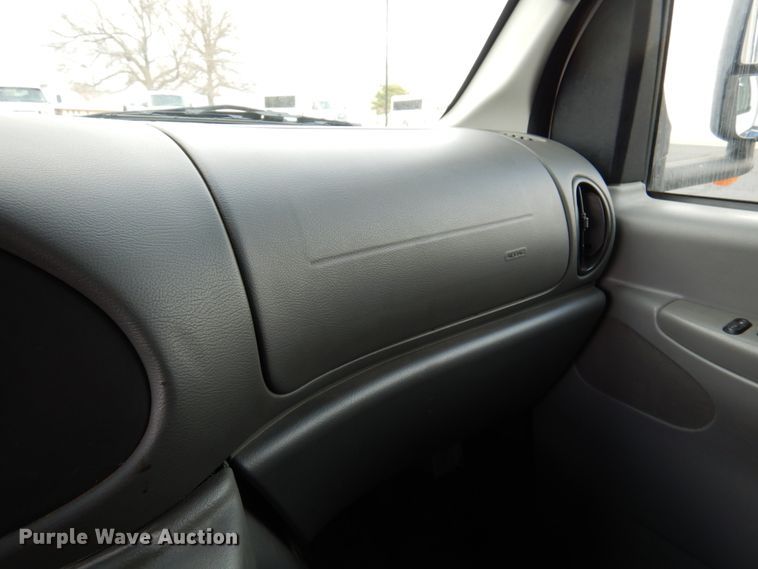 image for item HW9824 2009 Ford E350  shuttle bus